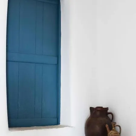Bisous Tinos Kardhiani